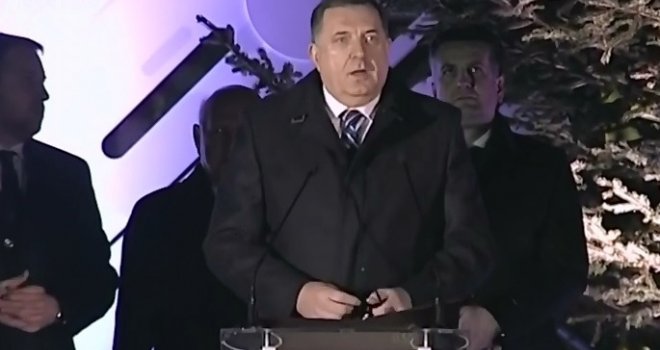 Zvižduci odjekivali Koševom kad je Dodik stao za govornicu: Nije mu bilo svejedno, ali najgore je bilo kad je izgovorio... 