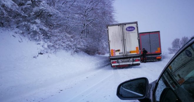 Novi snijeg stvorio poteškoće na Kupresu: Problem prave kamioni bez lanaca