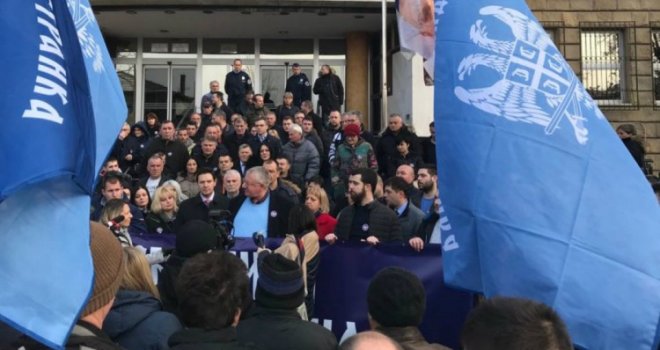 Šešelj održao protest protiv suđenja za srebrenički masakr: Svih osam policajaca su nevini!