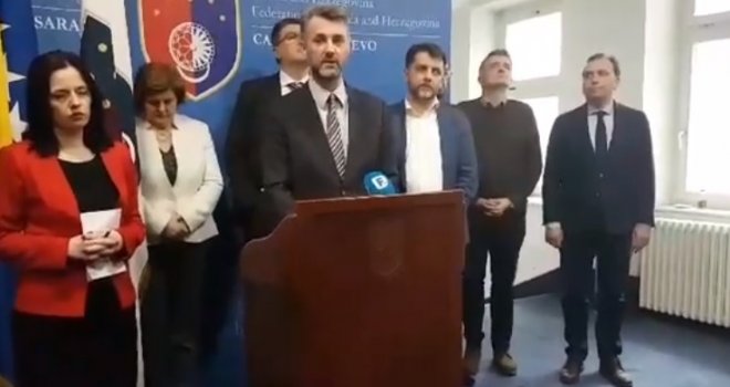  Vlada KS donijela Odluku o radu komesara Halilovića, pred zgradom Vlade stotine policajaca