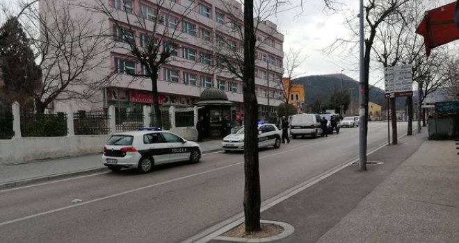 Blokiran dio Mostara: Naoružani pljačkaši upali u banku i uzeli taoca, policija ih uspjela savladati