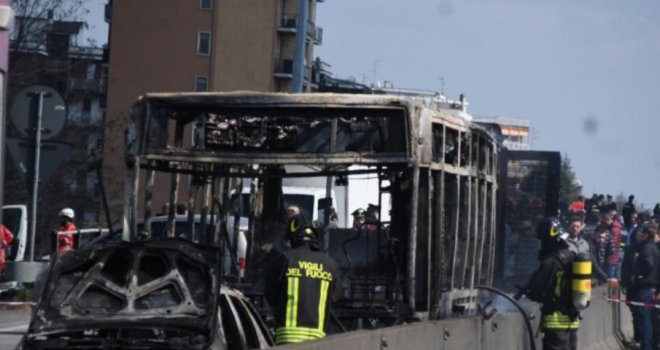 Drama na cesti: Vozač u Milanu oteo autobus pun djece pa ga zapalio...