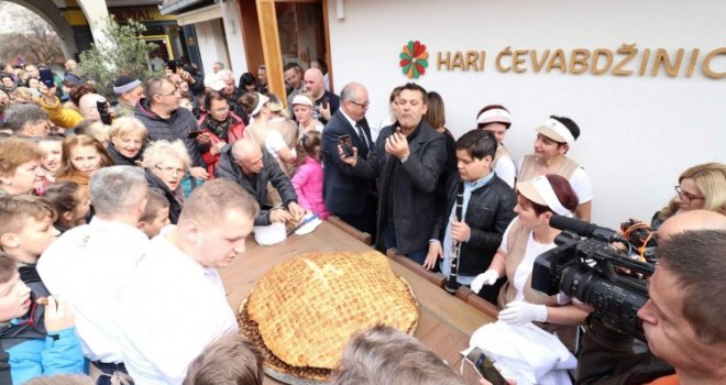 U Travniku napravljena najveća porcija ćevapa: 'Naš specijalitet je na svjetskim top listama, a drugi nam ga prisvajaju'
