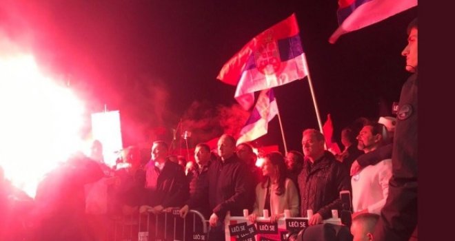 Vučićevi mediji vrište: 'Sve ruše! Beograd gori!' A pogledajte šta se večeras zaista dešava ispred Skupštine grada...