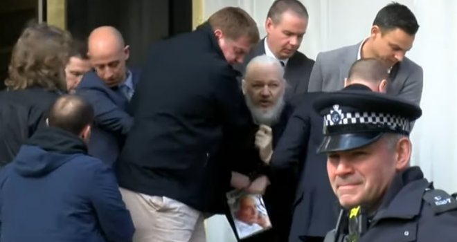 Uhapšen Julian Assange, suosnivač WikiLeaksa! Objavljena snimka kako ga odvode iz Ambasade!