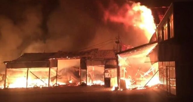 Pretvorena u pepeo i dim: Pogledajte šta je ostalo od pijace Arizona nakon strahovitog požara koji je buknuo noćas...