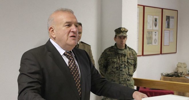 General Atif Dudaković smješten u kliniku Podhrastovi: Na kapiji osvanuo transparent sa porukom...