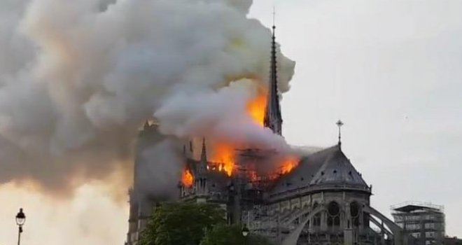 Gori čuvena katedrala Notre Dame u Parizu!