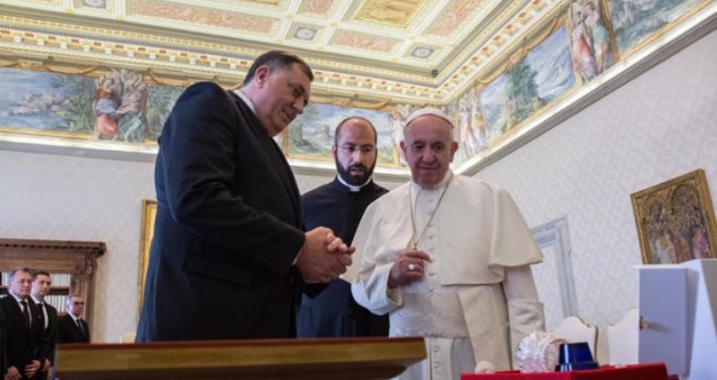 Papa Dodiku poklonio izjavu koju je potpisao sa imamom džamije Al-Azhar