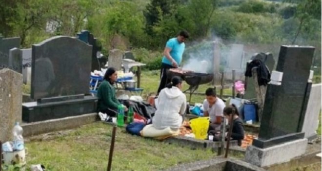 Bizarna proslava Vaskrsa: Porodica raspalila roštilj na groblju, miris mesa širio se između grobova