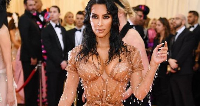  Najvruće izdanje Kim Kardashian ikad? Obline istaknula pripijenom 'mokrom' haljinom
