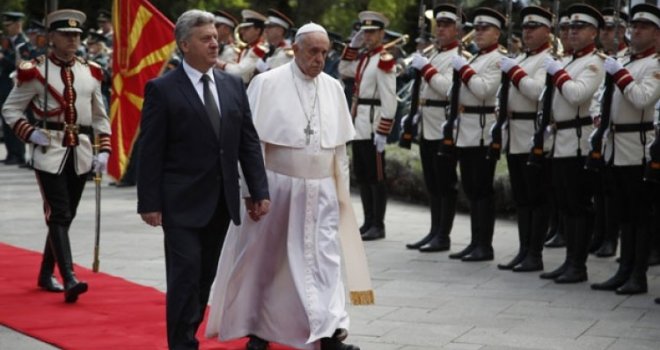 Papa Franjo stigao u posjetu Sjevernoj Makedoniji: 'Vaša etnička kompleksnost zaista je bogatstvo'