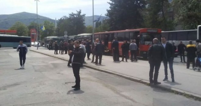 Radnici blokirali autobusku stanicu u Zenici: 'Porodici ne možemo donijeti ni topli obrok, a kamoli platu'