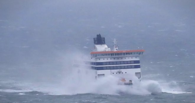 Trajektu s 250 ljudi koji plovi na liniji Split-Ancona otkazao motor, brod pluta na 10 milja od otoka, valovi su veliki!