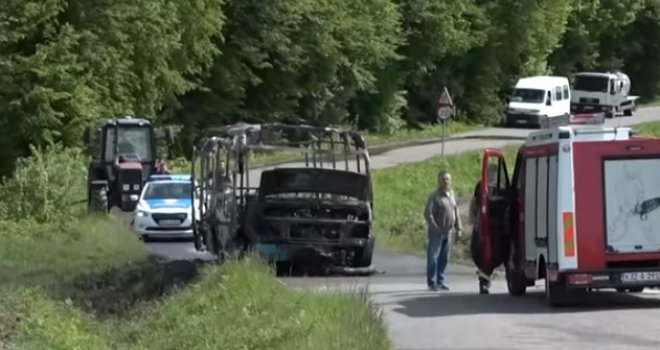 Izgorio minibus: Vozač spasio putnike, ne zna se uzrok požara