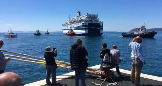Pokvareni trajekt konačno stigao u Split: Počelo iskrcavanje putnika nakon 41 sata plovidbe i plutanja