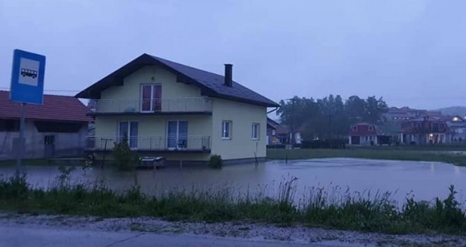 Na području USK i ZDK problemi zbog obilne kiše: Voda se izlila, poplave prijete...