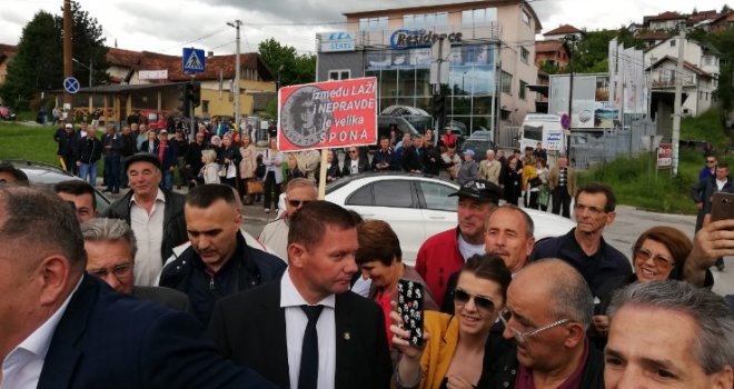 Završeni protesti ispred VSTV-a, građani zatražili ostavku Tegeltije, Burzić...