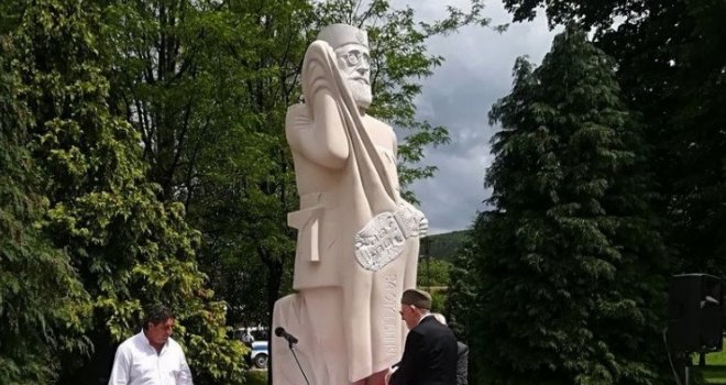 U malom bh. gradu niknuo spomenik Draži Mihailoviću, vlasti poručile: To je simbol pomirenja srpskog naroda!