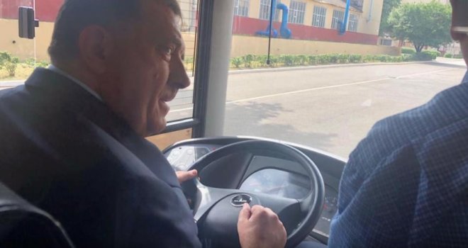 Ispunili mu želju: Dodik u Bjelorusiji vozio autobus