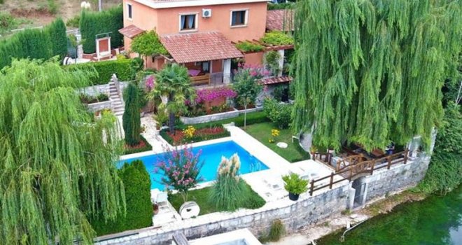 Postaje li Hercegovina konkurencija Dalmaciji? Poznati fudbaler prvi podigao impresivno imanje, sada niče sve više luksuznih vila...
