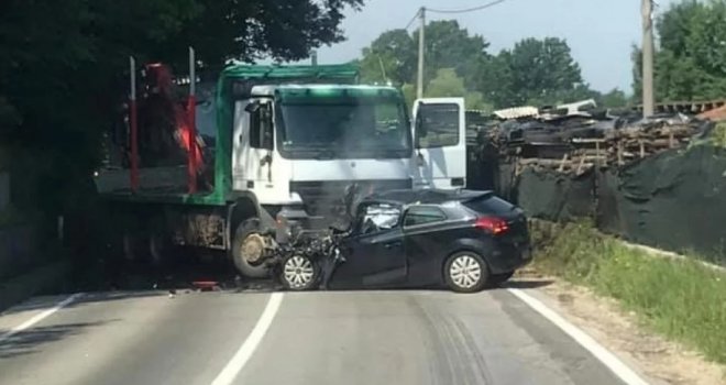 Stravična nesreća kod Tuzle: Sudarili se kamion i dva automobila, poginula jedna osoba