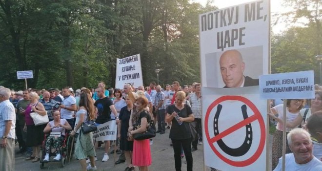 Protesti u Banjaluci okupili brojne građane: Evo šta je na skupu poručila Jelena Trivić