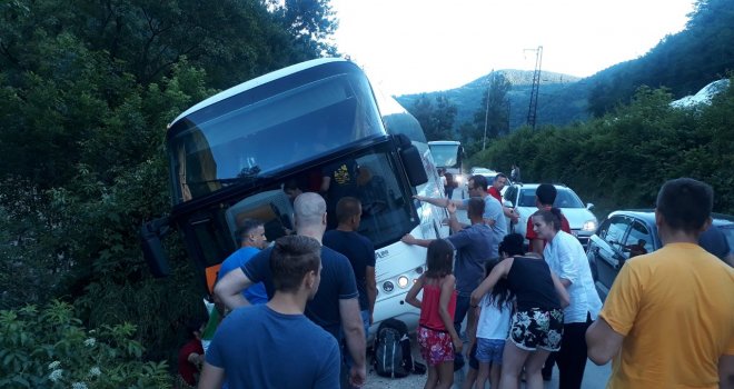 Autobus pun djece sletio s ceste kod tunela Vranduk, spasilo ih drveće