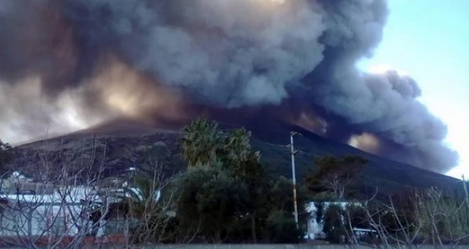 Velika erupcija vulkana na italijanskom otoku, poginuo turist: 'To su događaji velikog intenziteta i vrlo rijetki'