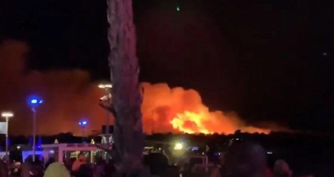 Izbio velik požar na Zrću, evakuirano 10.000 partijanera: Stigla dva kanadera