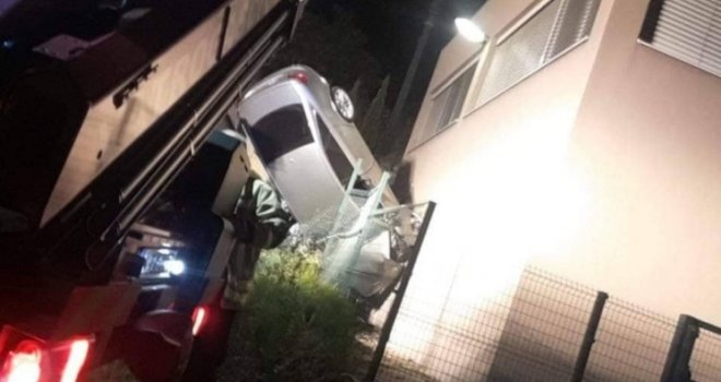 Nevjerovatan prizor: Automobil sletio s puta u Vogošći, ostao zaglavljen između zgrada
