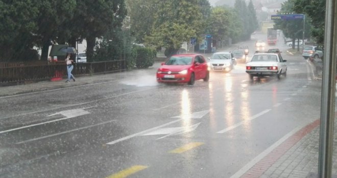 Sad se pripremite na novi preokret: Meteorolozi od večeras najavljuju opet potop, munje i gromove...