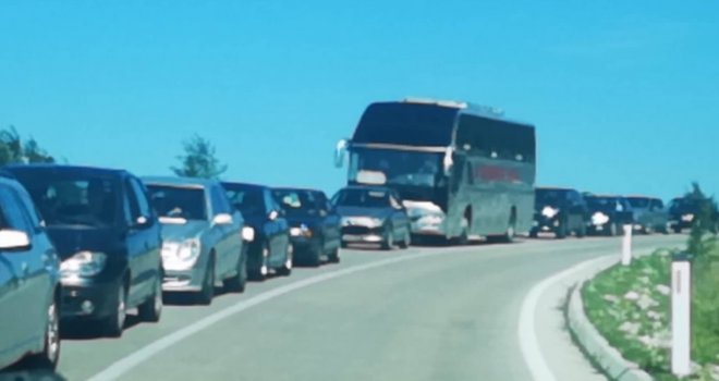 Svi pohrlili u Crnu Goru: Pogledajte kilometarsku kolonu na prelazu iz BiH u tu zemlju
