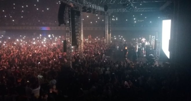 Spektakularni koncert u Skenderiji: Jala Brat, Buba Corelli, Senidah i ostali redali hit za hitom, publika pjevala uglas sa svojim idolima