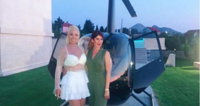 Lepa Brena spustila se helikopterom na koncert u Trebinju