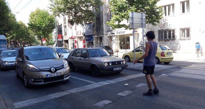 Zarađuje za putovanje: Turist iz Argentine u Sarajevu zabavlja vozače dok čekaju na semaforu