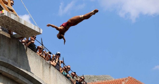 Probnim skokovima otvoren Red Bull Cliff Diving Mostar 2019. 