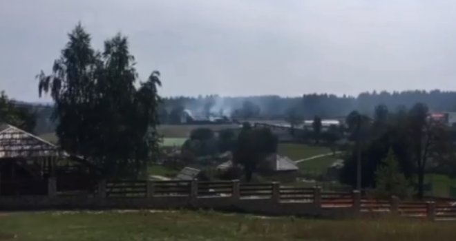 Požar u Ajdinovićima još nije ugašen: Vatra 'progutala' hostel!