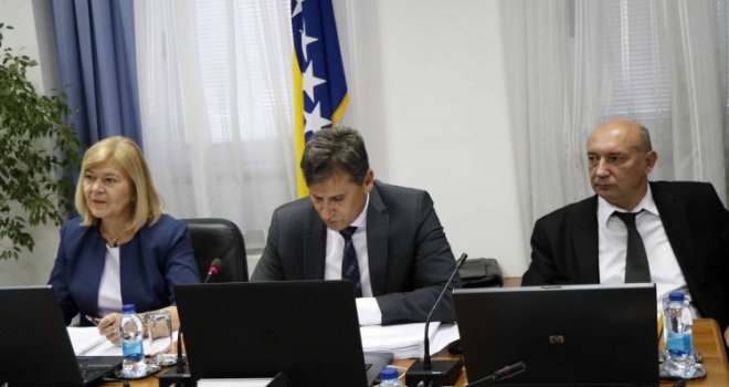 Državni službenici traže od Fadila Novalića: Premijeru, zaštitite naše zdravlje i živote od koronavirusa!