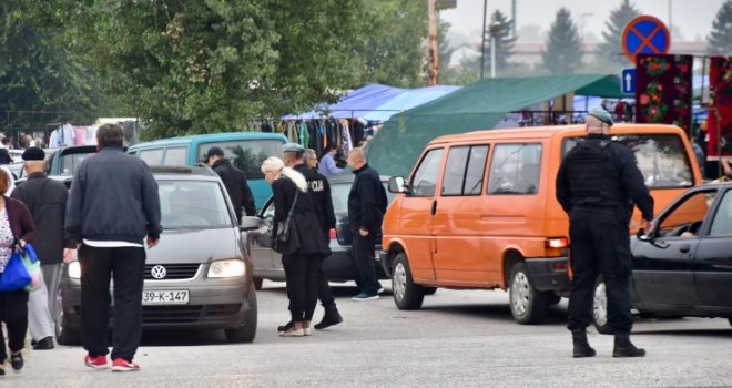 Cigarete, jastuci, obuća, vozilo...: Evo šta je sve inspekcija danas oduzela na auto-pijaci u Sarajevu
