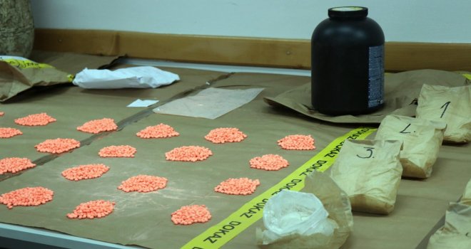 U Tuzli zaplijenjeno više od 11 kilograma droge vrijedne 600.000 KM, evo gdje su je sakrili