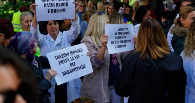 Stotine zdravstvenih radnika na protestima u Sarajevu: Sve ljestvice smo spustili...