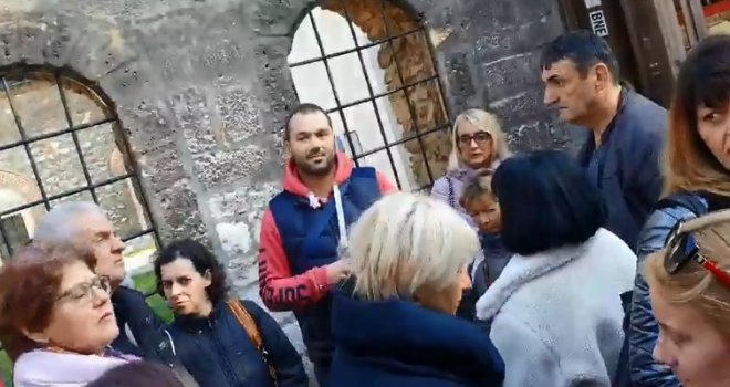 Frka na Baščaršiji: Lažni turistički vodiči iz Srbije uzimaju pare u Sarajevu! Pogledajte kako varaju turiste...