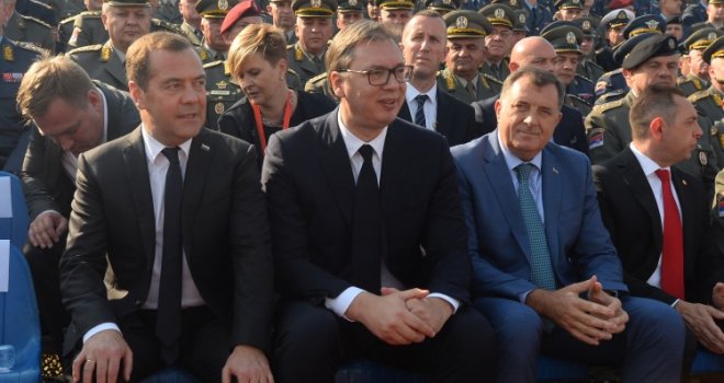 Vučić, Medvedev i Dodik na vojnoj vježbi 'Sloboda 2019': Zašto je ruski premijer baš sada stigao u Srbiju...