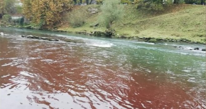 Opet 'krvava' rijeka teče kroz BiH: Šokantne slike mutne crvene vode, svi zabrinuti...  