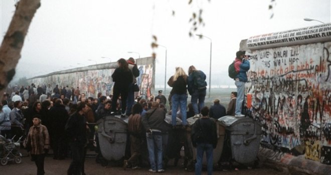 Samo nekoliko stražara stajalo je ispred stotina bijesnih građana: Zašto je ustvari došlo do rušenja Berlinskog zida?