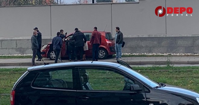 Saobraćajna nesreća u centru grada: Renaultom se zabio u ogradu Ambasade SAD-a u Sarajevu