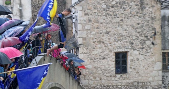 Skokom bez aplauza obilježena godišnjica rušenja Staroga mosta