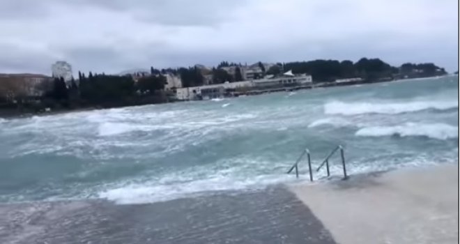 Haos na Jadranu: U Splitu odletjela fasada, rive su pod vodom, ne voze brodovi...