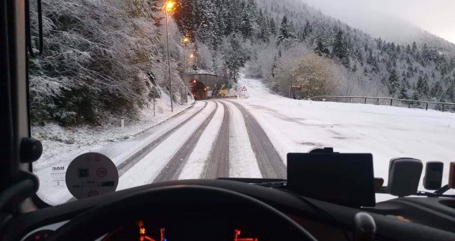 Uprkos drugačijim prognozama, snijeg stigao u BiH: Pahulje zabijelile Kupres